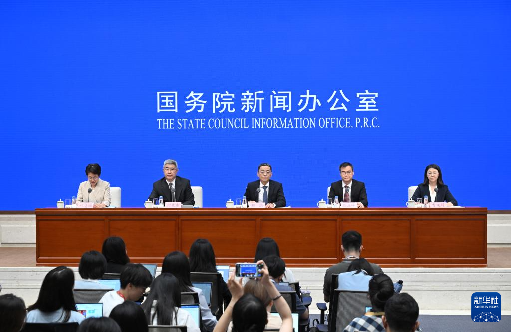 7月14日，国务院新闻办公室在北京举行新闻发布会，中国人民银行副行长邹澜、中国人民银行信贷市场司司长彭立峰、中国人民银行调查统计司司长闫先东、中国人民银行金融市场司负责人曹媛媛介绍2025年上半年货币信贷政策执行及金融统计数据情况，并答记者问。新华社记者 金良快 摄