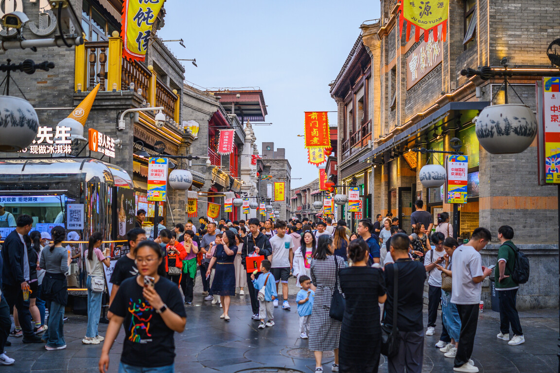 2025年5月25日，北京前门大街游人如织，热闹非凡。