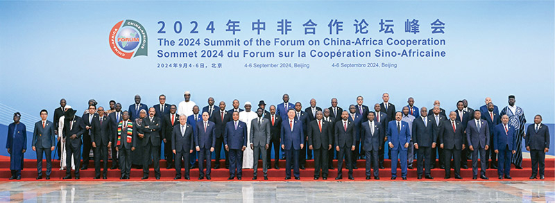 　　2024年9月5日上午，国家主席习近平在北京人民大会堂出席中非合作论坛北京峰会开幕式并发表主旨讲话。这是开幕式前，习近平同出席峰会的外方领导人集体合影。 新华社记者 饶爱民/摄