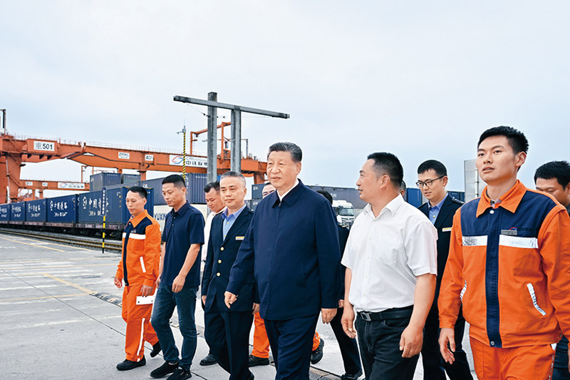 　　2024年4月22日至24日，中共中央总书记、国家主席、中央军委主席习近平在重庆考察。这是22日下午，习近平在重庆国际物流枢纽园区重庆铁路集装箱中心站，同货车司机、列车司机、装卸工人、场站管理人员等亲切交流。 新华社记者 岳月伟/摄