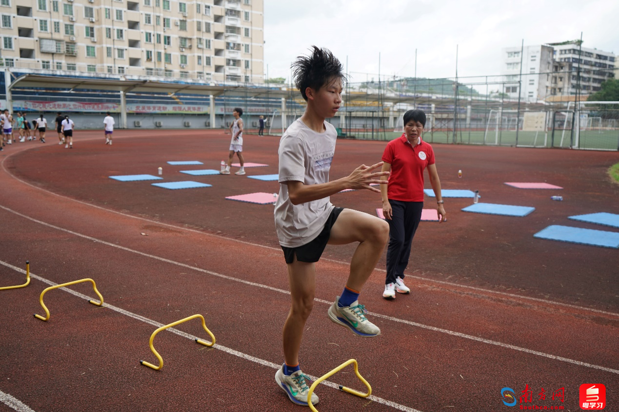 杨金花指导学生训练，湛兆丰摄