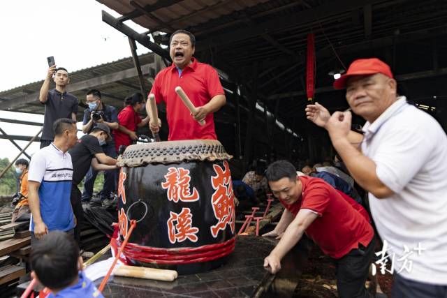 随着大鼓擂动与齐声呐喊，新“东坡号”正式骏水。