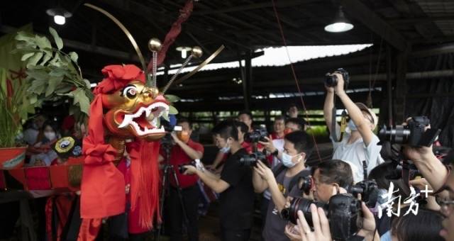骏水之日，上滘船厂聚集八方来客，长枪短炮阵中快门声此起彼伏，只为一睹新船阵容。 