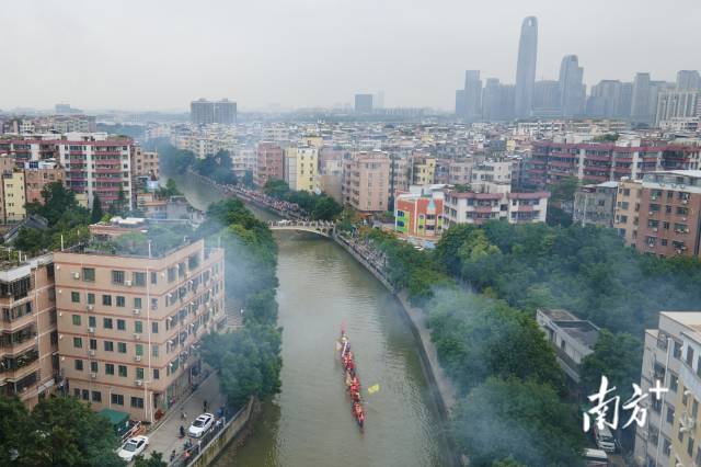新“东坡号”在车陂涌中来回游龙，成为本年度该地最热闹的端午民俗活动。