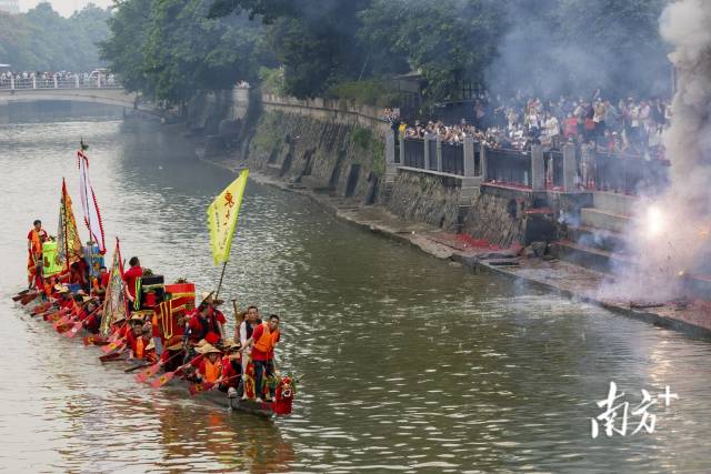 在“扒仔”们上下翻飞的船桨推进下，新“东坡号”缓缓驶入主河道，接受岸边的万众瞩目与摇旗呐喊。