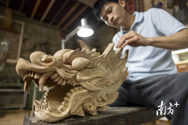 张伟潮向记者介绍新“东坡号”龙头龙尾的制作难度。