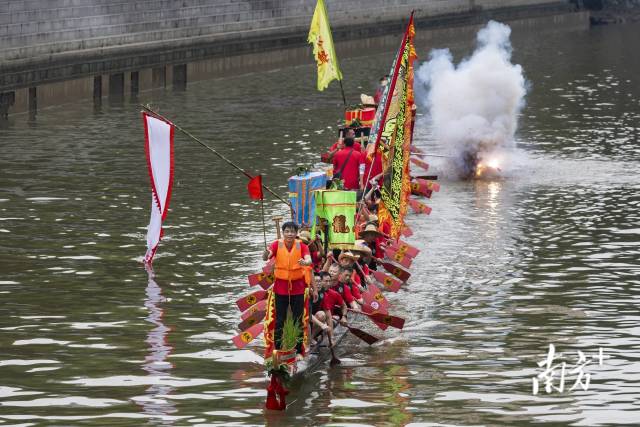 在“扒仔”们上下翻飞的船桨推进下，新“东坡号”缓缓驶入主河道，接受岸边的万众瞩目与摇旗呐喊。 