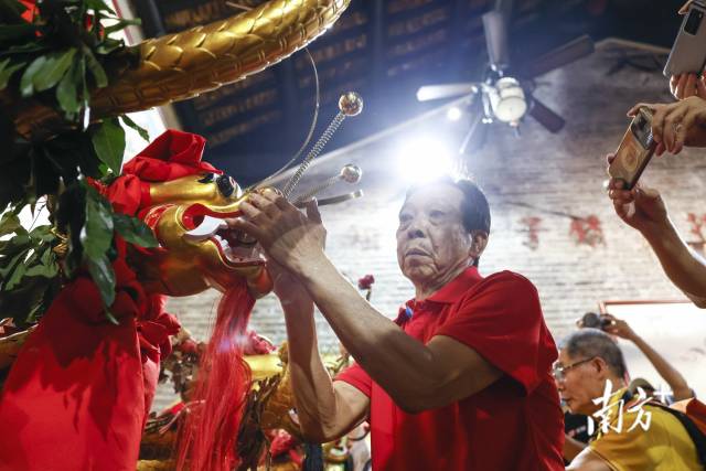 游龙完毕，苏金炽将新龙头龙尾安置在祠堂中，供村民游客观瞻。