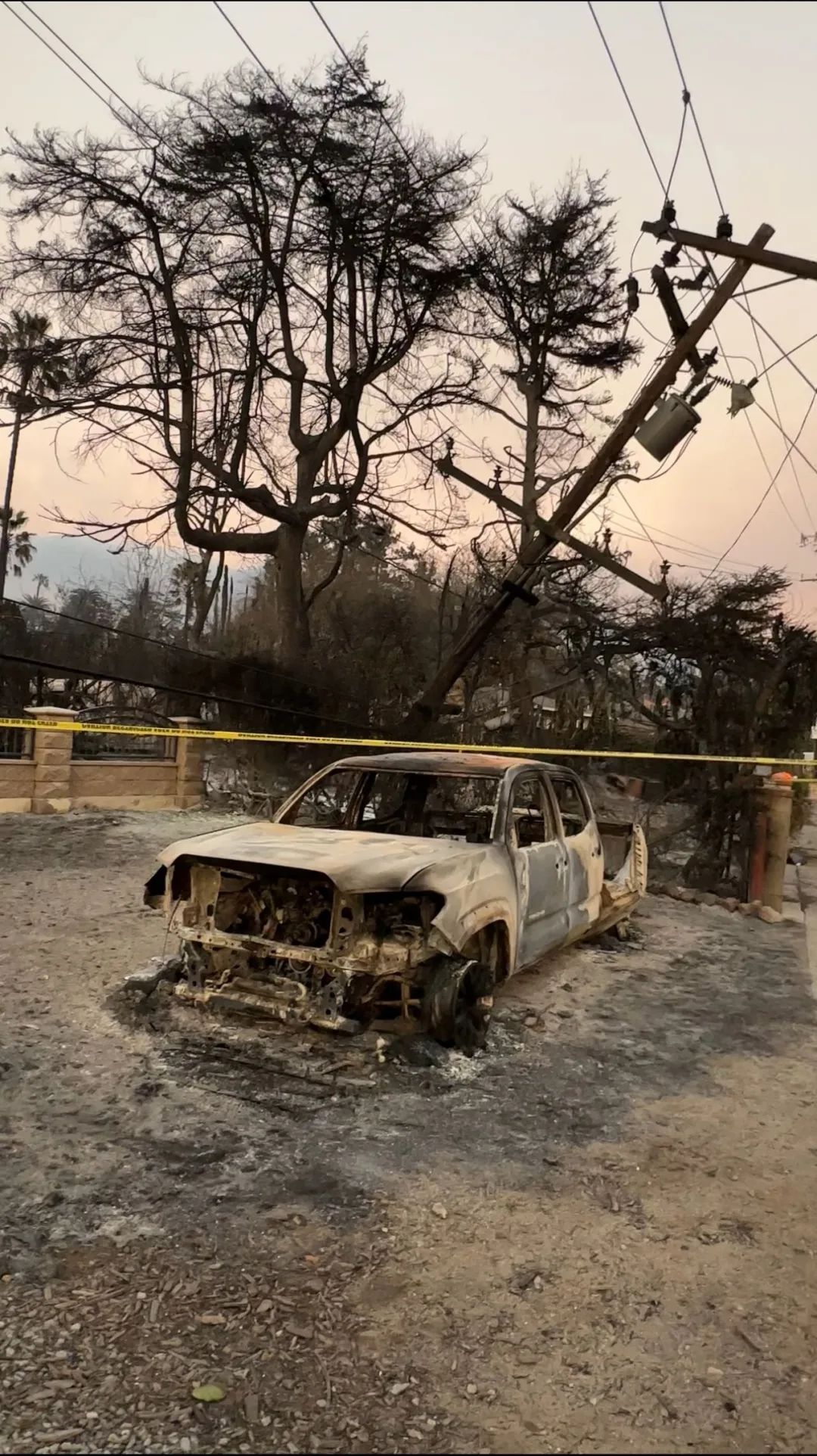 当地时间2025年1月9日，美国洛杉矶阿尔塔迪纳地区，满眼望去皆是荒凉的景象。（受访者供图）