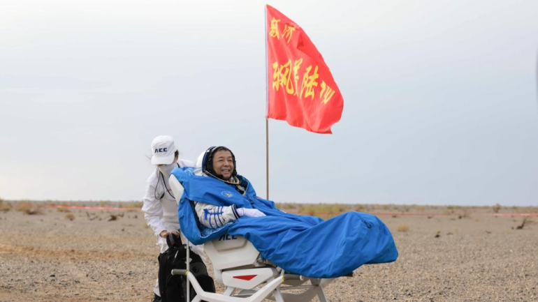 Shenzhou XV crew lands in Inner Mongolia