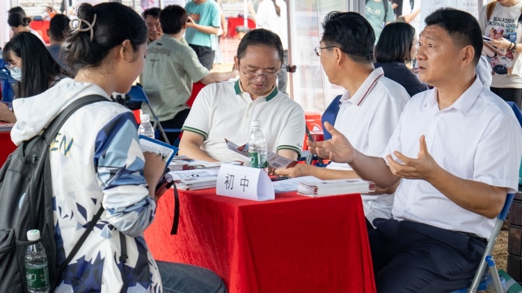 这场师范与综合类专场招聘会在华师举行，290家单位招聘需求9718人