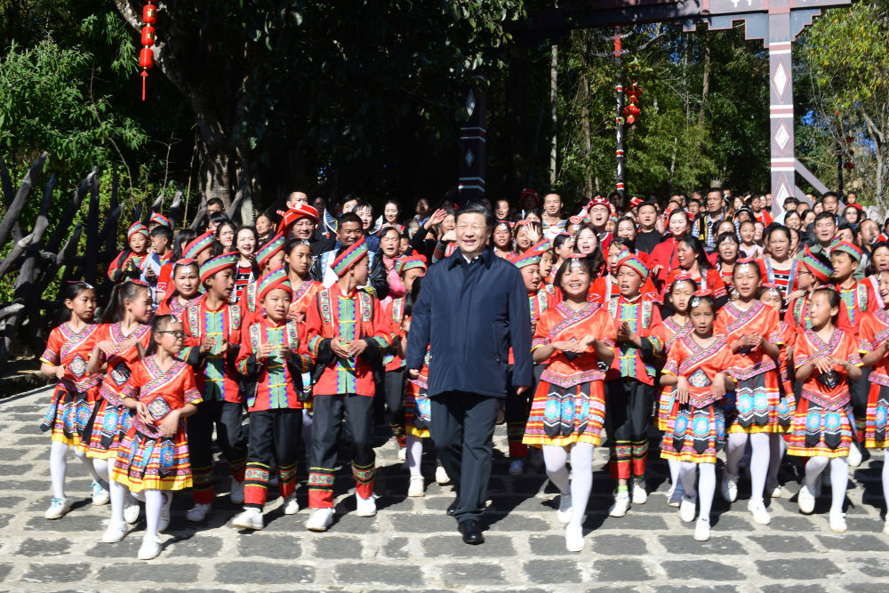 2020年1月19日至21日，习近平总书记来到云南，看望慰问各族干部群众，向全国人民致以新春祝福。这是19日下午，腾冲市清水乡三家村中寨司莫拉佤族村的乡亲们唱着《阿佤人民唱新歌》，簇拥着习近平总书记走出村口。新华社记者 谢环驰 摄