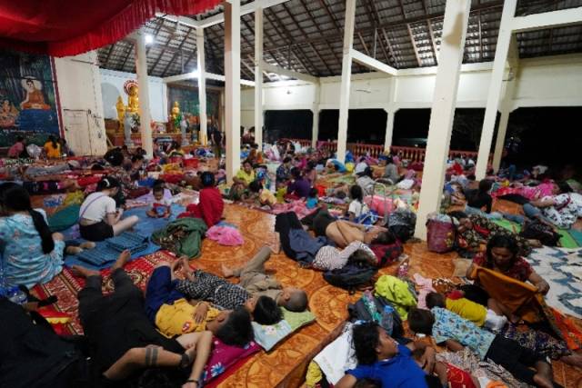 7月24日，人们在柬埔寨奥多棉吉省的一处临时安置场所休息。新华社发