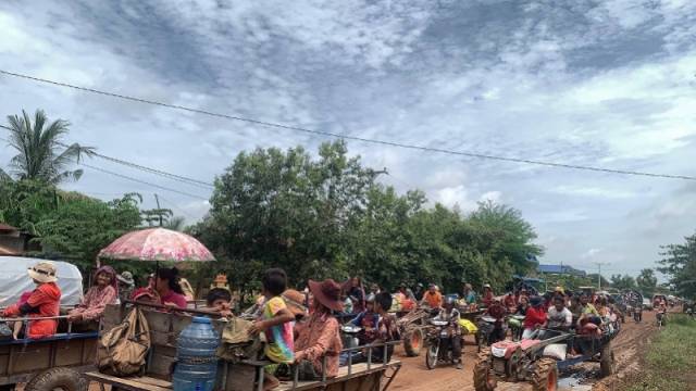 7月24日，柬埔寨奥多棉吉省边境地区正在撤离的民众。新华社发