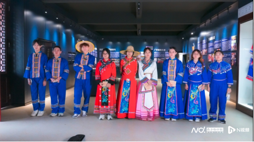 (游客身着畲族服饰合影,记录非遗体验的生动场景)