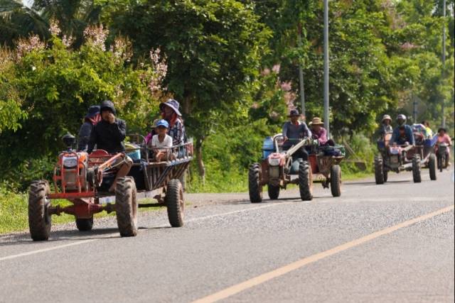 7月25日，在柬埔寨奥多棉吉省，边境居民驾车撤离。新华社发