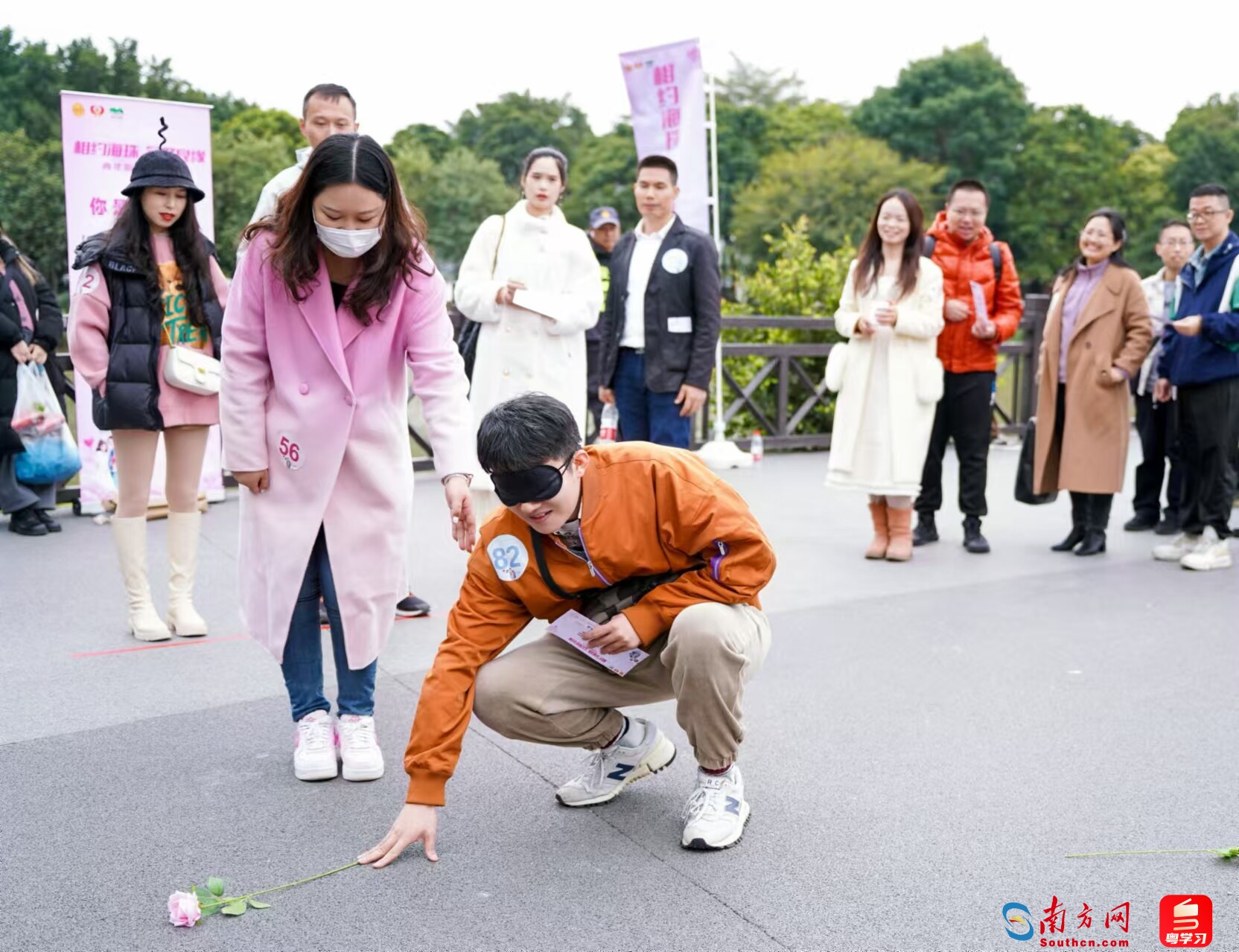 “你是我的眼”互动游戏环节中，男嘉宾在女嘉宾的指引下寻找玫瑰花。主办方供图　