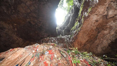 湖南慈利溶洞污染调查：溶洞为何成“垃圾桶”？