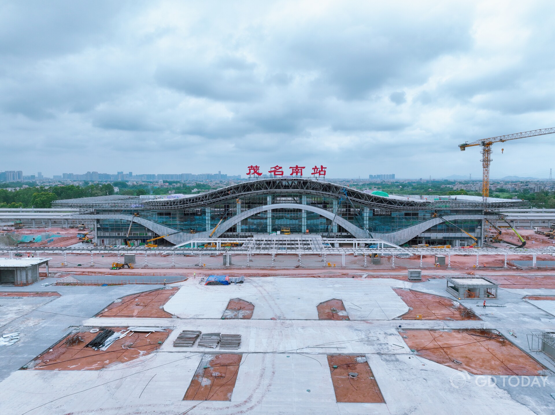 The signage for Maoming South Station on the Guangzhou-Zhanjiang High-speed Railway has been installed.