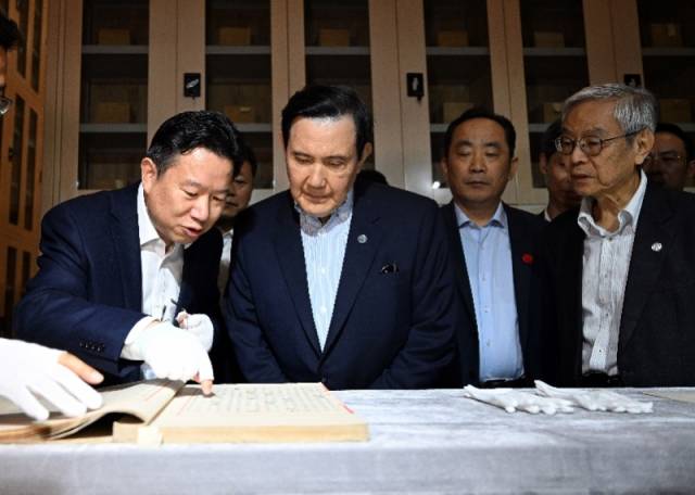 2024年4月6日，<strong></strong>马英九在西安国家版本馆观看明内府写本《永乐大典》。新华社发