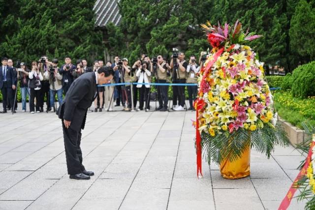 2024年4月3日，马英九向黄花岗七十二烈士墓敬献花篮后鞠躬。新华社发