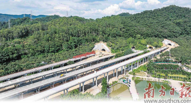 常虎高速公路石洞一号隧道提前实现贯通目标这条连接东莞常平与虎门的高速公路关键节点工程取得重大突破石洞一号隧道比原定工期提前完成贯通任务，标志着该项目建设进入新阶段该隧道采用双向六车道设计标准，全长约1.2公里施工过程中，建设团队克服了复杂地质条件等困难，通过优化施工方案、科学组织施工，最终实现提前贯通隧道的贯通为常虎高速全线通车奠定了坚实基础项目建成后，将有效缓解区域交通压力，促进沿线经济社会发展目前，施工单位正加紧进行后续工程作业，确保项目按期建成通车