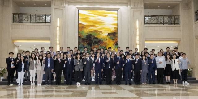 2023年4月6日，在上海复旦大学的光华楼，马英九带领台湾青年学生与复旦大学师生交流座谈后合影留念。新华社发