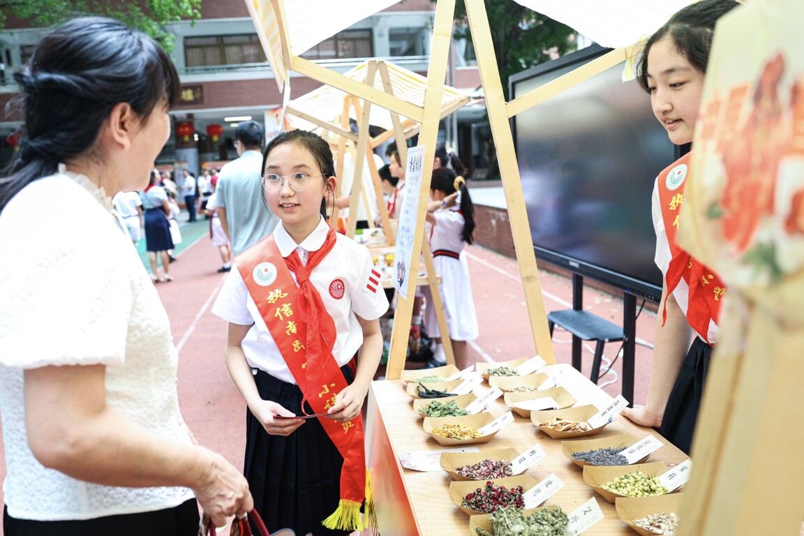 广州市越秀区执信南路小学红领巾讲解员介绍中药香囊制作方法。通讯员供图