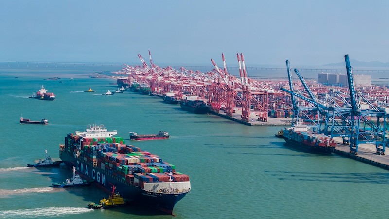 Guangdong : les opérations de chargement et de déchargement battent leur plein au terminal de Nansha à Guangzhou