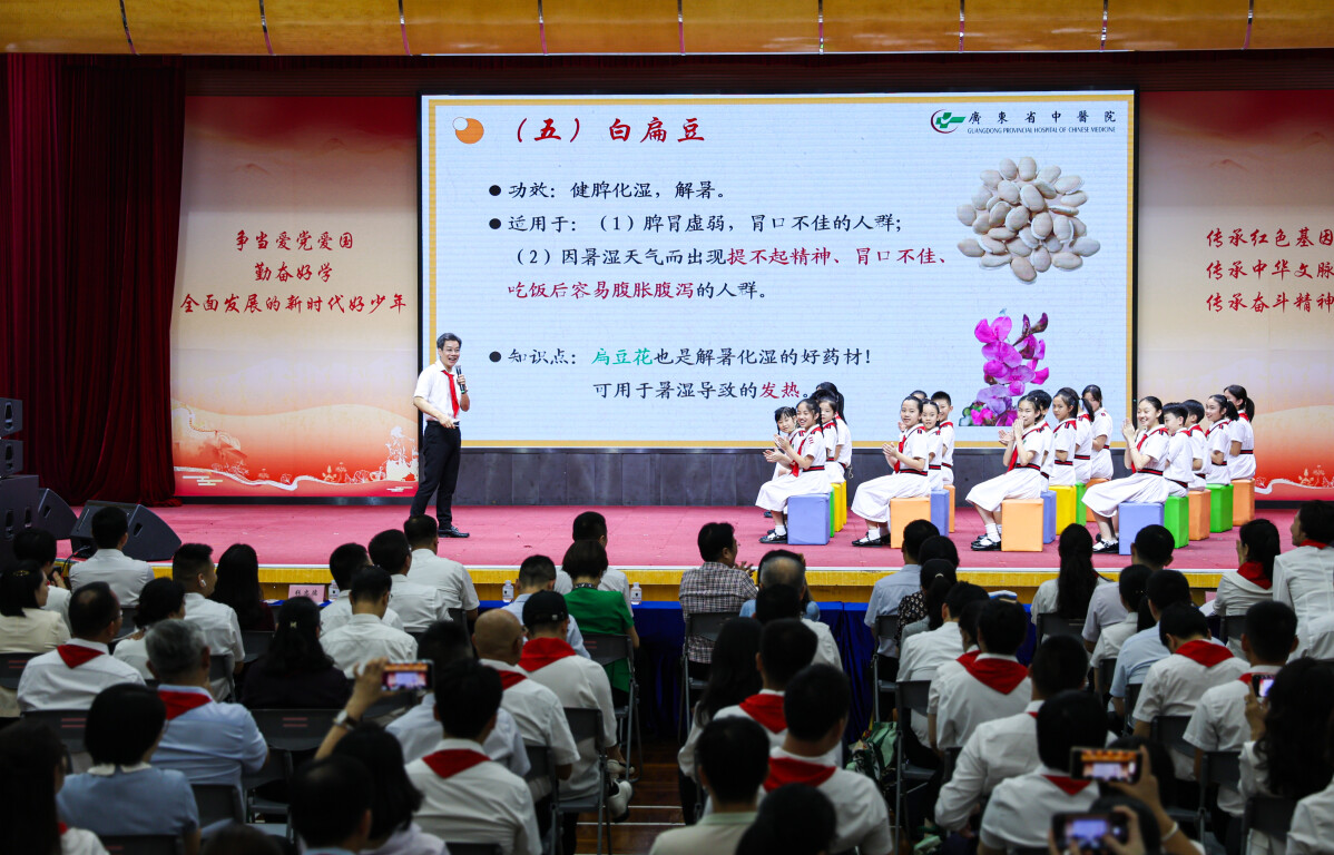 全国名中医、广东省中医院院长张忠德为少先队员上微队课。通讯员供图