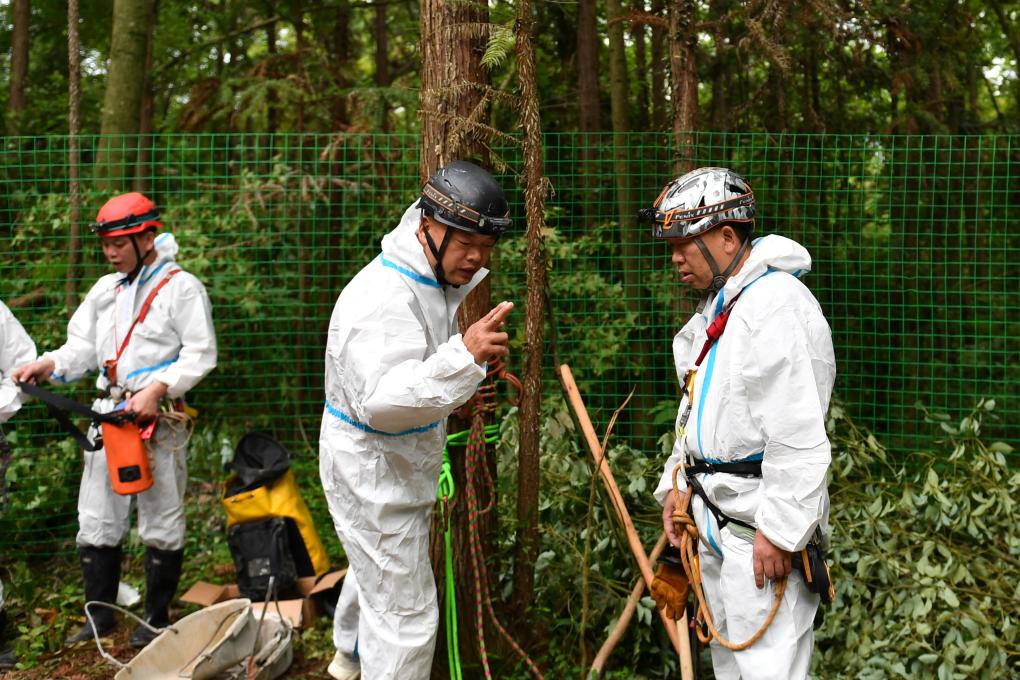 6月4日，专业人员准备进入慈利县东岳观镇彩球村大田坑溶洞进行清运作业。新华社记者 陈振海 摄