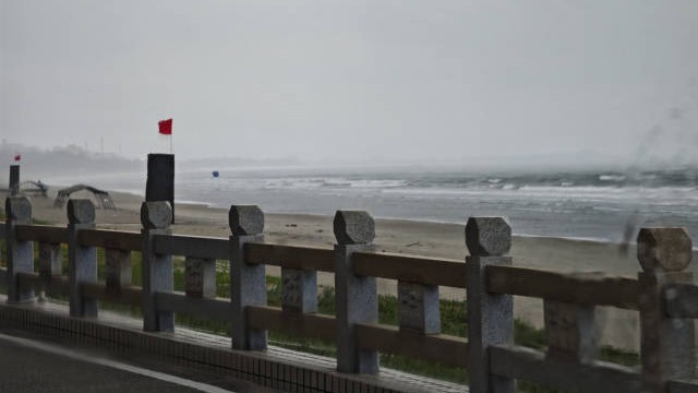 台风“蝴蝶”来袭！粤西沿海风浪加强，滨海景区闭门停业