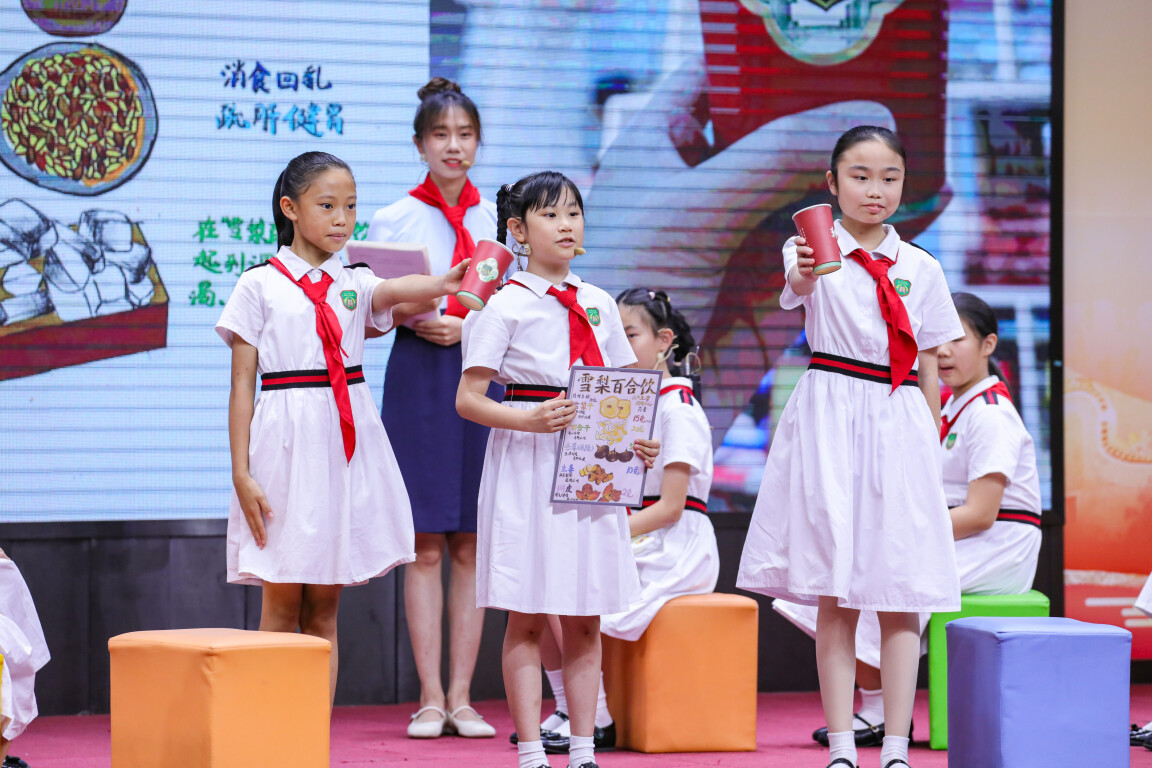 广州市越秀区朝天小学少先队员介绍“雪梨百合饮”。通讯员供图