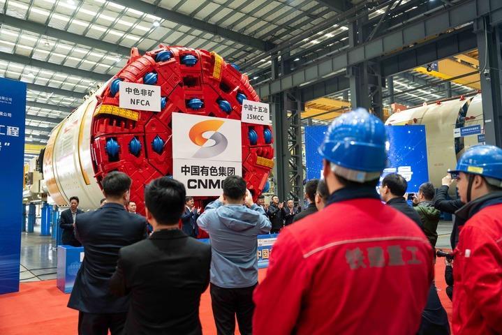 　　2024年12月18日，出口非洲的“中国有色二号”掘进机在铁建重工长沙第二产业园下线。新华社记者 陈思汗 摄