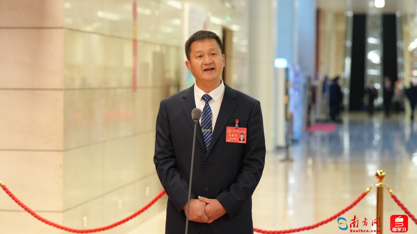 广东省人大代表、广东车八岭国家级自然保护区管理局局长束祖飞。摄影/张琪达 张瑞霖