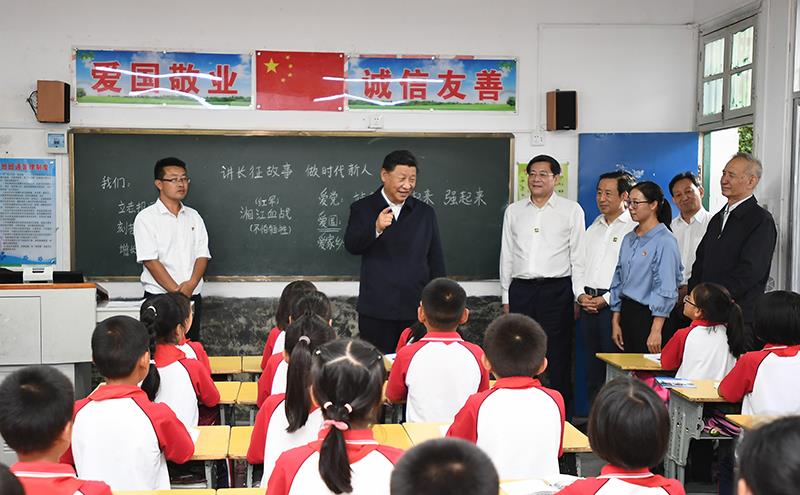 2020年9月16日，习近平总书记在湖南郴州市汝城县文明瑶族乡第一片小学，同正在上思政课的同学们亲切交流。