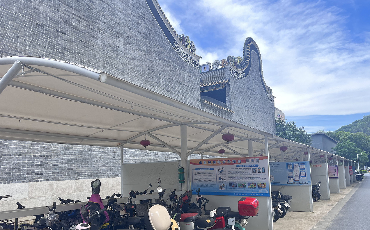 龙伏花园新建电动自行车停车场