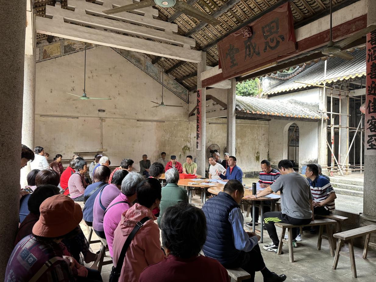 黄陂经济合作社在祠堂进行重大事项全民表决