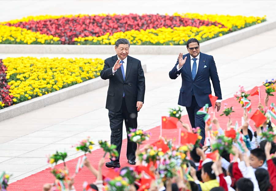 4月12日下午，国家主席习近平在北京人民大会堂同来华进行国事访问的苏里南总统单多吉举行会谈。这是会谈前，习近平在人民大会堂东门外广场为单多吉举行欢迎仪式。 新华社记者 申宏 摄