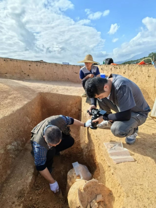 工作人员在考古发掘现场。