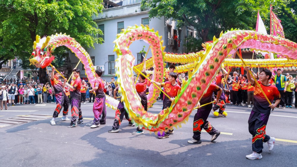 Folk culture event in Guangzhou's Liwan impresses Brazilian tourist