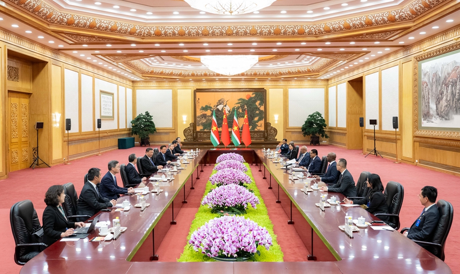 4月12日下午，国家主席习近平在北京人民大会堂同来华进行国事访问的苏里南总统单多吉举行会谈。 新华社记者 翟健岚 摄