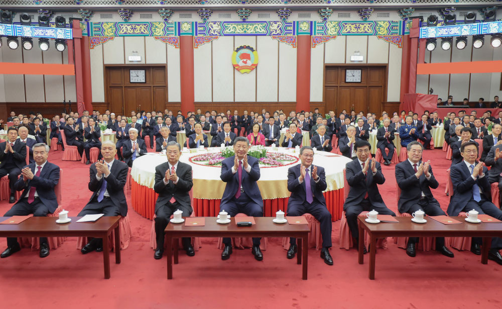 12月29日，全国政协在北京举行新年茶话会。党和国家领导人习近平、李强、赵乐际、王沪宁、蔡奇、丁薛祥、李希、韩正出席茶话会并观看演出。新华社记者 鞠鹏 摄