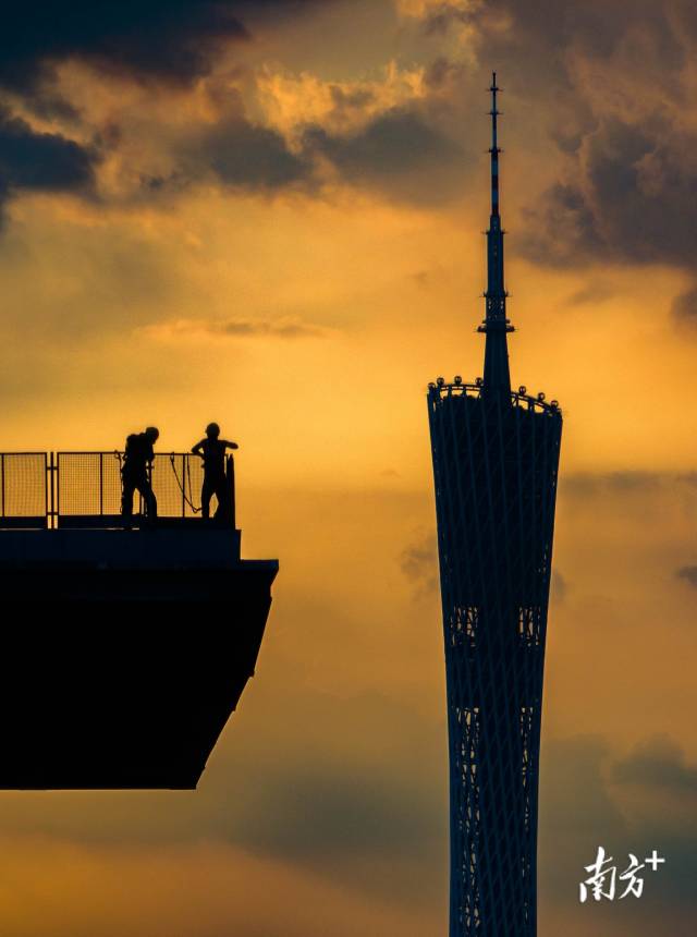 腾讯广州总部大楼（微信大厦）项目位于琶洲CBD核心区，高207米，设计出自法国著名建筑设计师让·努维尔。