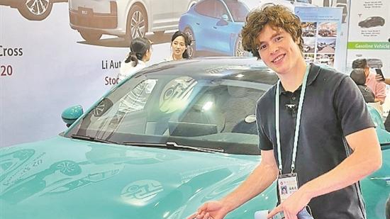 International students at the Canton Fair: impressed by Chinese products and exchanging WeChat with global traders