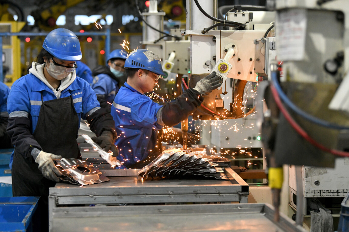 2023年2月7日，福建省寧德市蕉城區(qū)一家汽車零部件生產(chǎn)企業(yè)的生產(chǎn)線上一派繁忙景象。