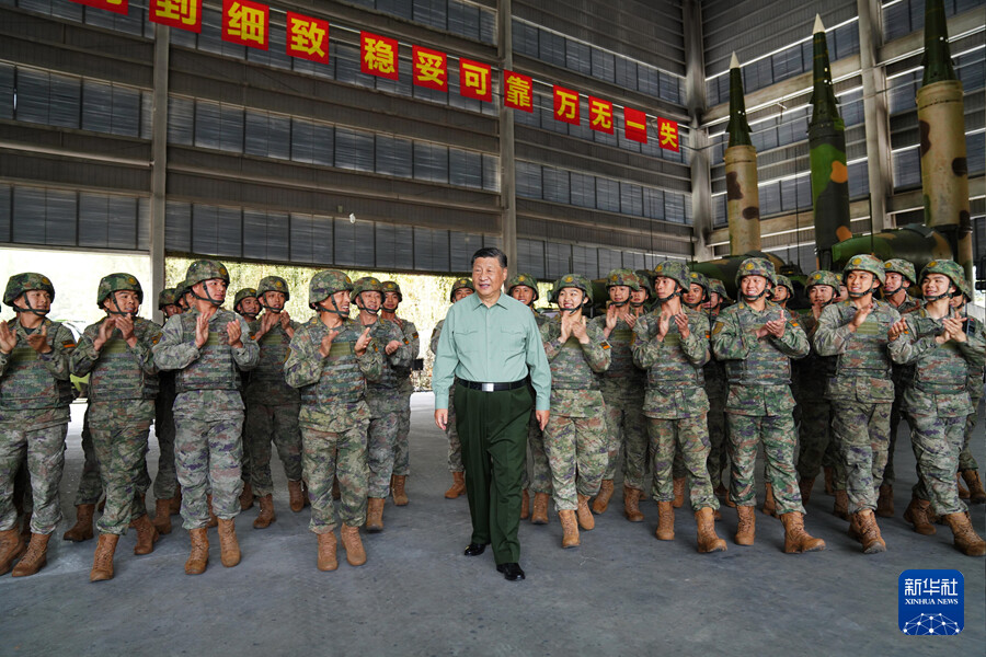 　　10月17日，中共中央總書記、國(guó)家主席、中央軍委主席習(xí)近平到火箭軍某旅視察。這是習(xí)近平在察看裝備操作訓(xùn)練情況時(shí)，同官兵親切交談。新華社記者 李剛 攝