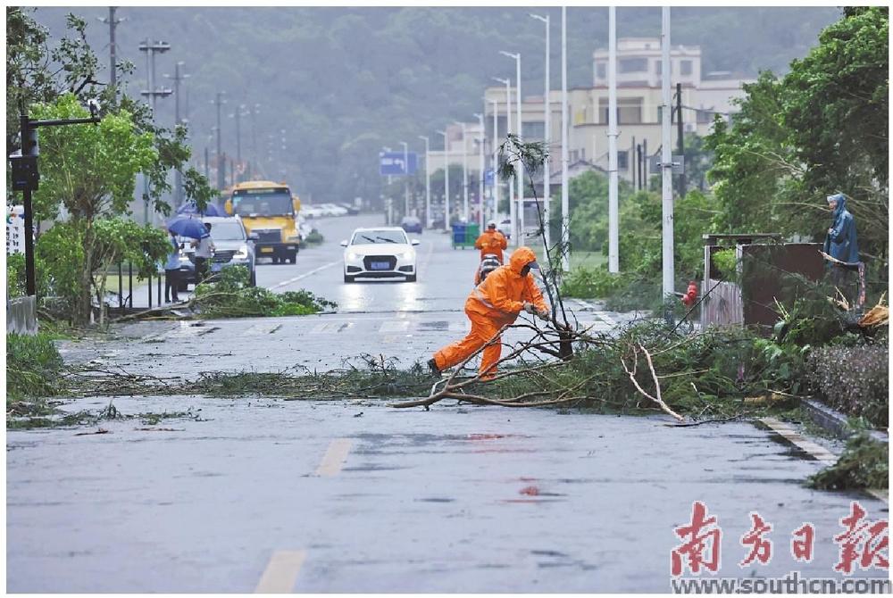     9月2日，台风“苏拉”登陆后，在珠海金湾区飞沙村，工作人员冒着风雨清理道路上的障碍物。南方日报记者 吴明 董天健 卢晓科 徐勉 摄