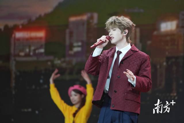 歌手李昊在广东卫视马年湾区春晚录制现场。