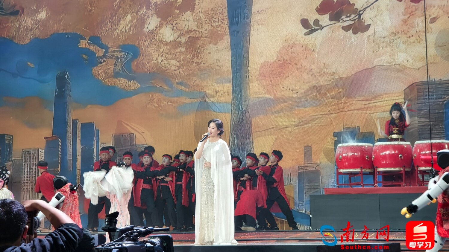 曾小敏、陈乐基录制大湾区春晚，跨界合唱粤语歌曲《方少年》